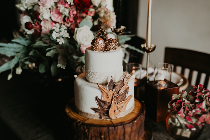 rustykalny tort na slub, Rustykalne, romantyczne wesele w odcieniach czerwieni i różu - rustykalna sesja ślubna, bukiet ślubny w kolorach borda i różu