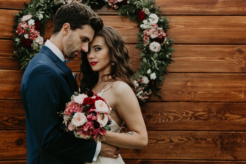 rustykalne wesele, Rustykalne, romantyczne wesele w odcieniach czerwieni i różu - rustykalna sesja ślubna