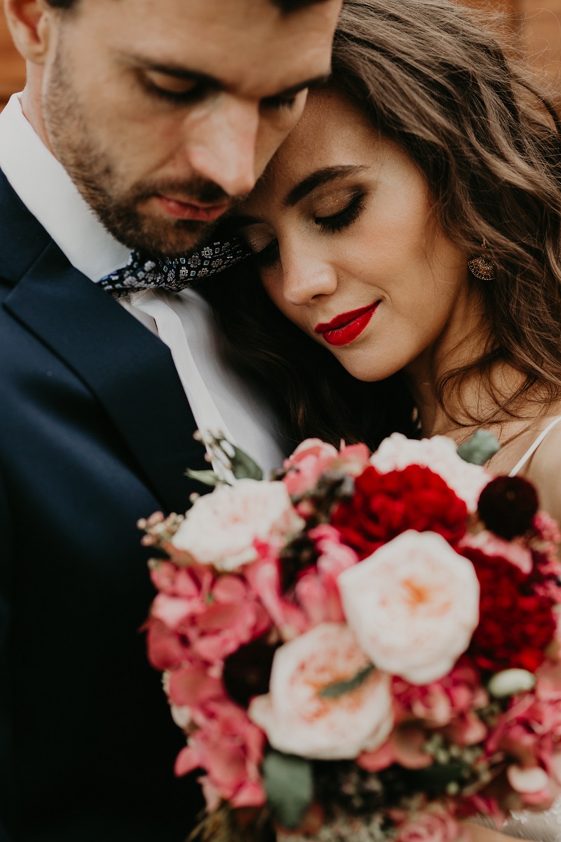 Rustykalne, romantyczne wesele w odcieniach czerwieni i różu - rustykalna sesja ślubna, bukiet ślubny w kolorach borda i różu