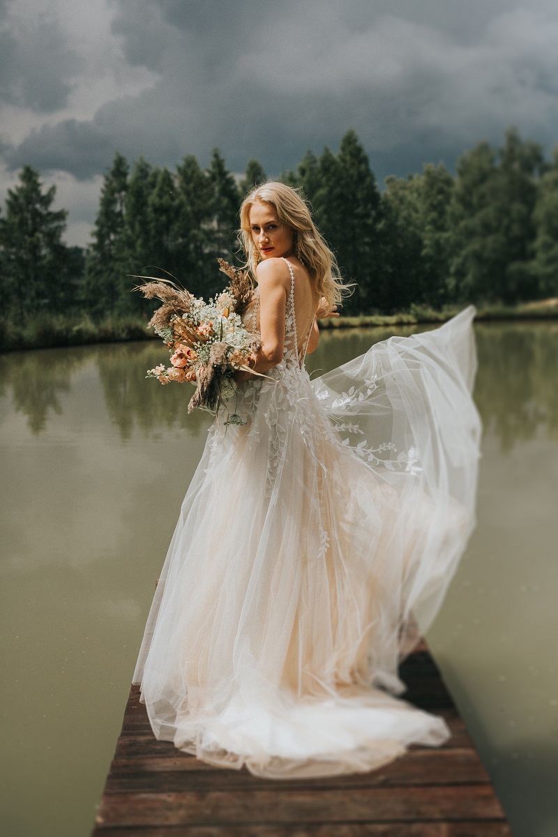 suknia ślubna 2021, wesele nad jeziorem, slub w plenerze, folwark zalesie