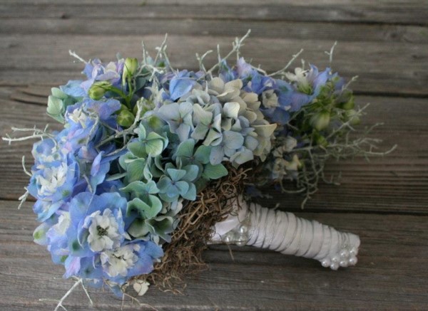 Niebieski bukiet ślubny z hortensji