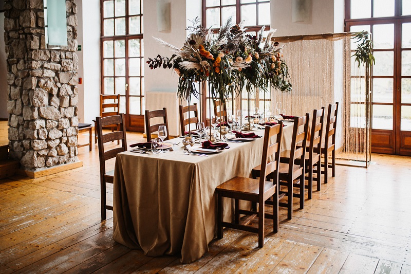 Garnitur dla Pana Mwysokie dekoracje na weselu, standy na stole weselnym, prostokątne stoły na weselu,  Pomysł na ślub i wesele jesienią w  modnych kolorach roku 2021 - rdzawe pomarańcze, klasyczne borda i ciemne burgundy