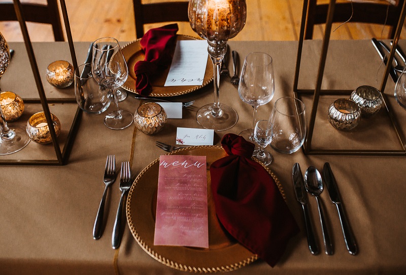 bordowe menu, Garnitur dla Pana Mwysokie dekoracje na weselu, standy na stole weselnym, prostokątne stoły na weselu,  Pomysł na ślub i wesele jesienią w  modnych kolorach roku 2021 - rdzawe pomarańcze, klasyczne borda i ciemne burgundy