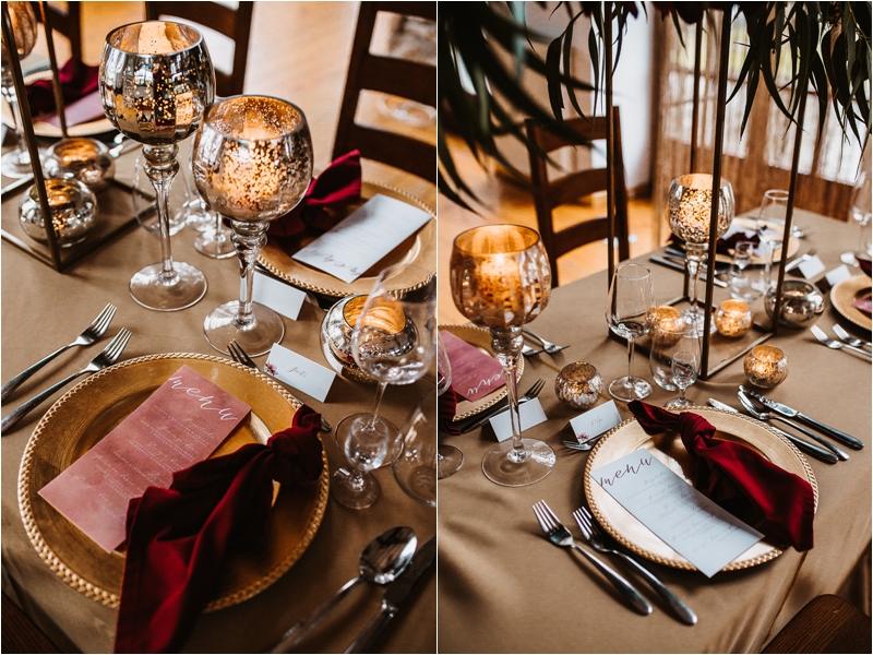 wysokie dekoracje na weselu, standy na stole weselnym, prostokątne stoły na weselu,  Pomysł na ślub i wesele jesienią w  modnych kolorach roku 2021 - rdzawe pomarańcze, klasyczne borda i ciemne burgundy