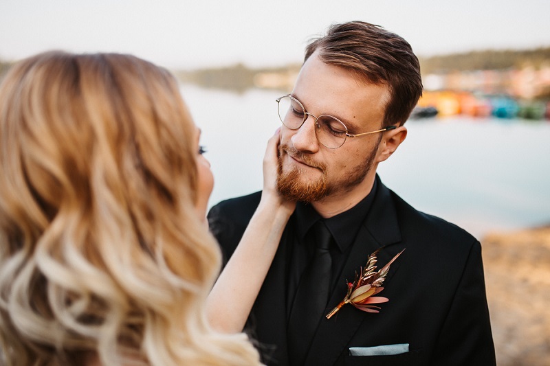  sesja ślubna na plaży, pomaranczowe, brzoskwiniowe kolory na ślub i wesele, boho suknia ślubna, suknia ślubna V, ceremonia ślubna na plaży, ślub plenerowy