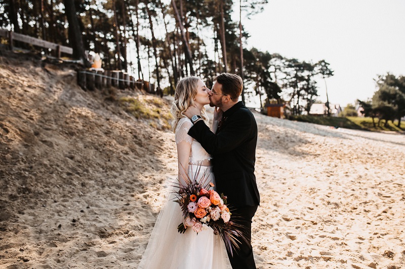  sesja ślubna na plaży, pomaranczowe, brzoskwiniowe kolory na ślub i wesele, boho suknia ślubna, suknia ślubna V, ceremonia ślubna na plaży, ślub plenerowy