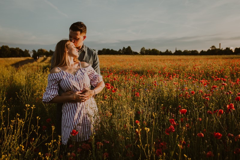 ślub wesele sesja narzeczeńska sesja fotograficzna zaręczynowa narzeczeni maki pole plener sesja plenerowa fotograf Kraków Anna Więcławska fotografia