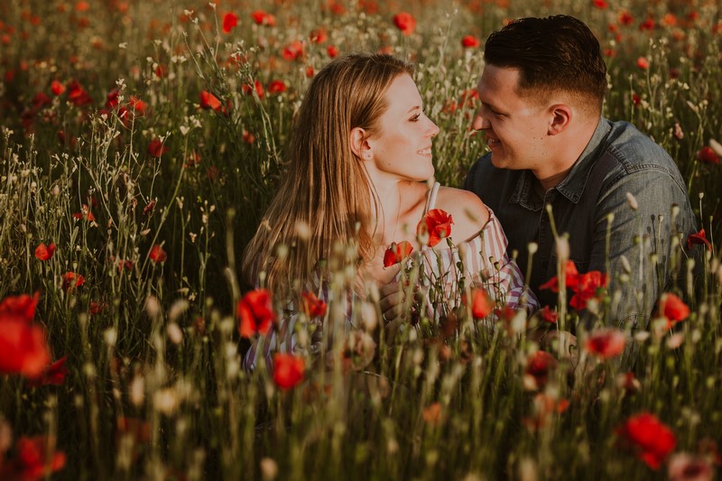 ślub wesele sesja narzeczeńska sesja fotograficzna zaręczynowa narzeczeni maki pole plener sesja plenerowa fotograf Kraków Anna Więcławska fotografia