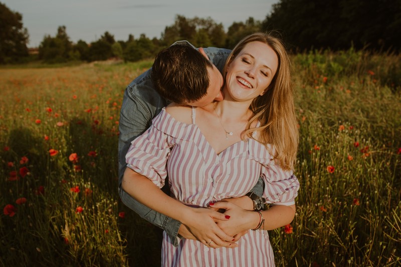 ślub wesele sesja narzeczeńska sesja fotograficzna zaręczynowa narzeczeni maki pole plener sesja plenerowa fotograf Kraków Anna Więcławska fotografia