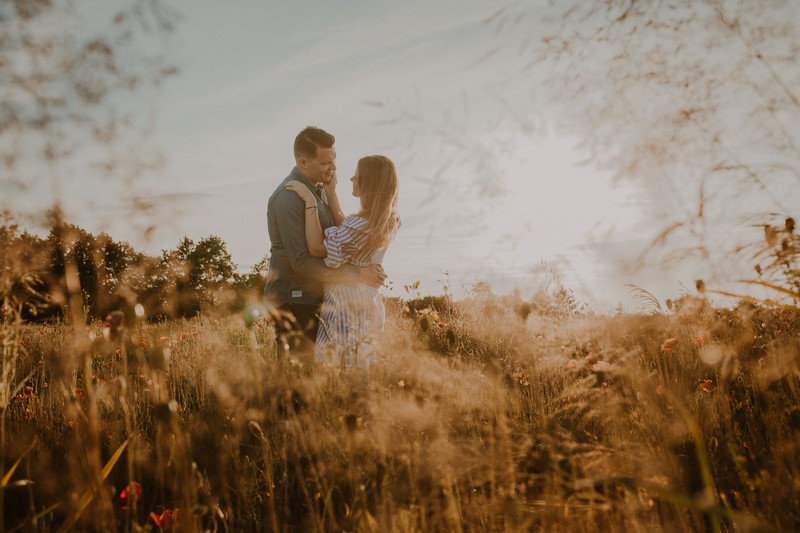 ślub wesele sesja narzeczeńska sesja fotograficzna zaręczynowa narzeczeni maki pole plener sesja plenerowa fotograf Kraków Anna Więcławska fotografia