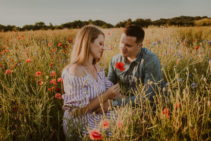 ślub wesele sesja narzeczeńska sesja fotograficzna zaręczynowa narzeczeni maki pole plener sesja plenerowa fotograf Kraków Anna Więcławska fotografia