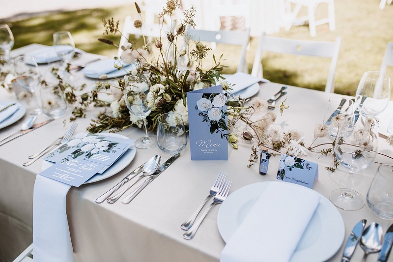 stół weselny dekoracje  ślub wesele plenerowe ślub w plenerze ślub cywilny w plenerze inspiracje porady zieleń beż biel 