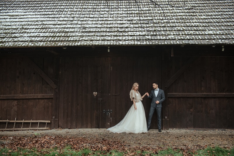 wesele w stodole, wesele rustykalne ,etola na slub, co na slub zimowy ubrac