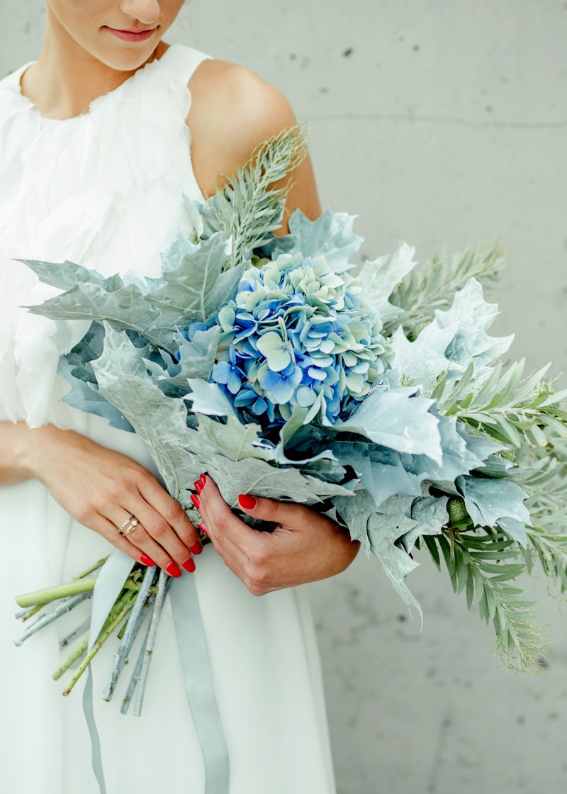 niebieski bukiet ślubny, niebieski kolor na ślub i wesele