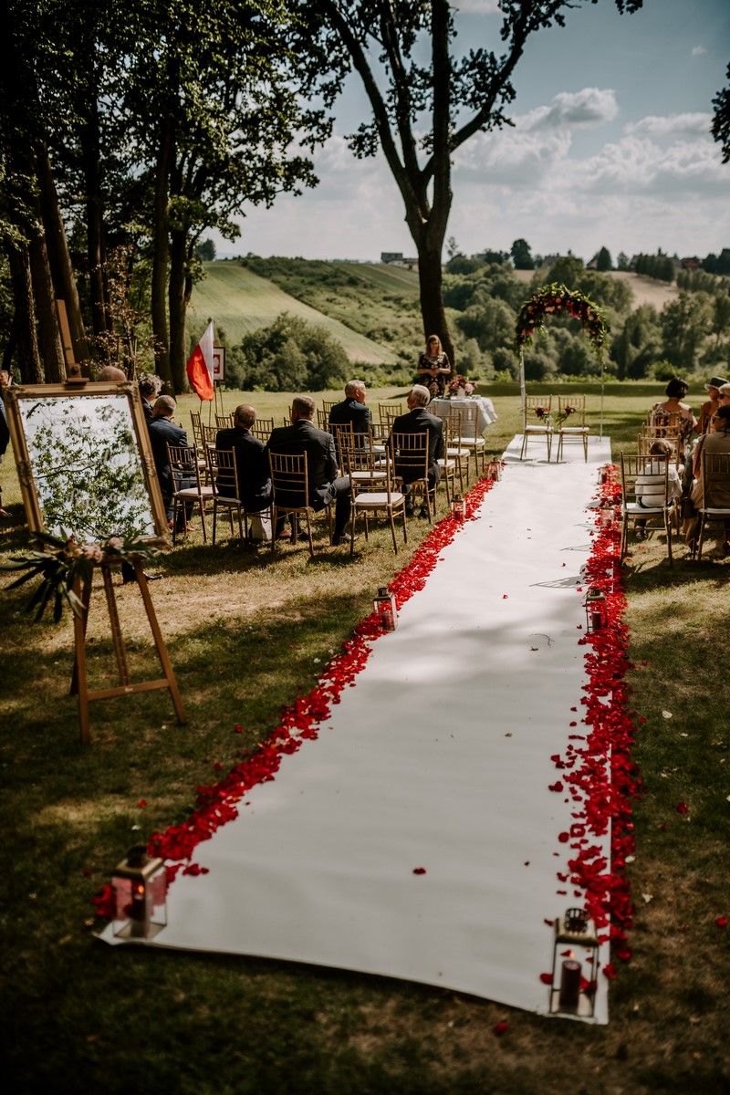 ślub wesele miejsce ceremonii ślubnej inspiracje dekoracje ceremonia ślubna plenerowa ślub plenerowy inspiracje dekoracje porady www.abcslubu.pl