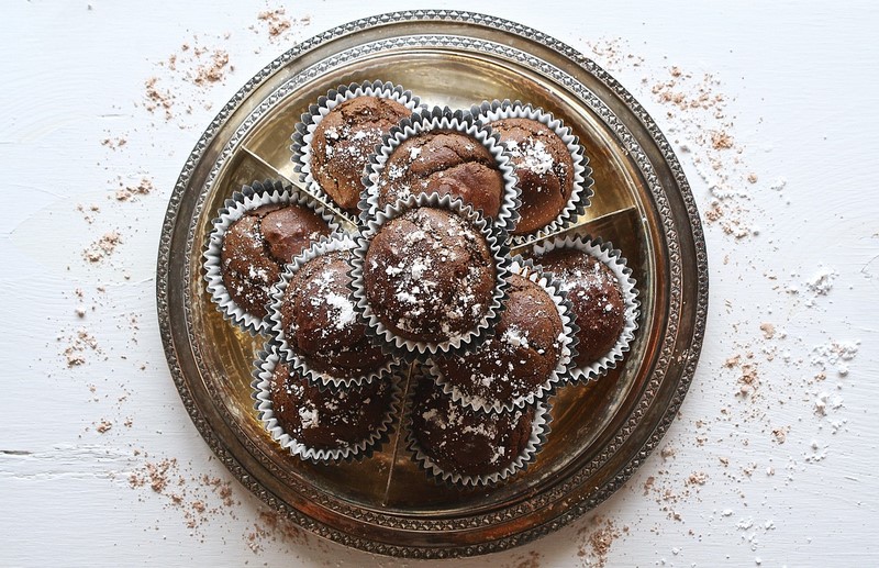 słodkości muffiny przepis na muffiny czekoladowe brownie z solonym karmelem i lodami chałwowymi inspiracja przepis porady BraciaKoral Lody jak dawniej 
