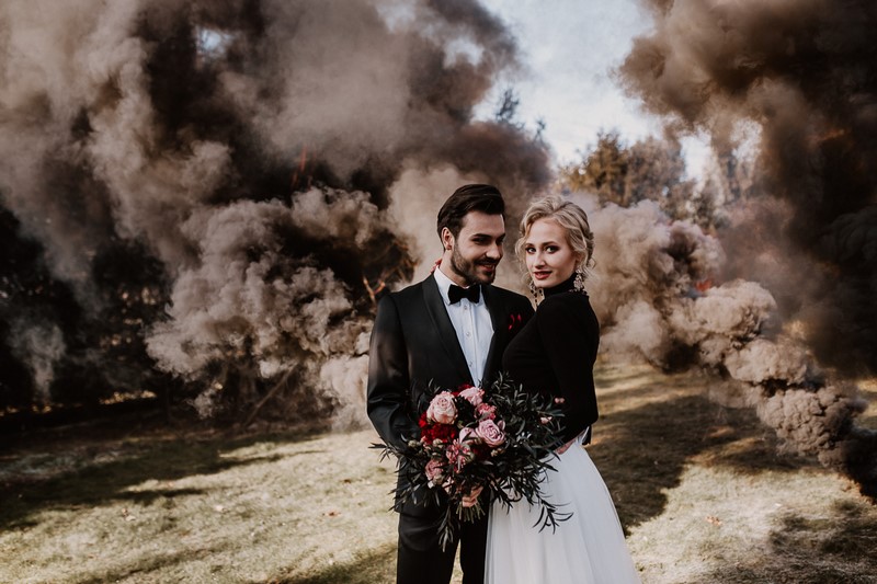 ślub wesele smokebombs zmiana terminu ślubu i wesela change the date porady inspiracje para młoda suknia ślubna garnitur ślubny 