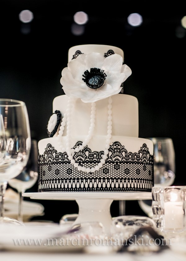 Biało czarny tort weselny z koronką