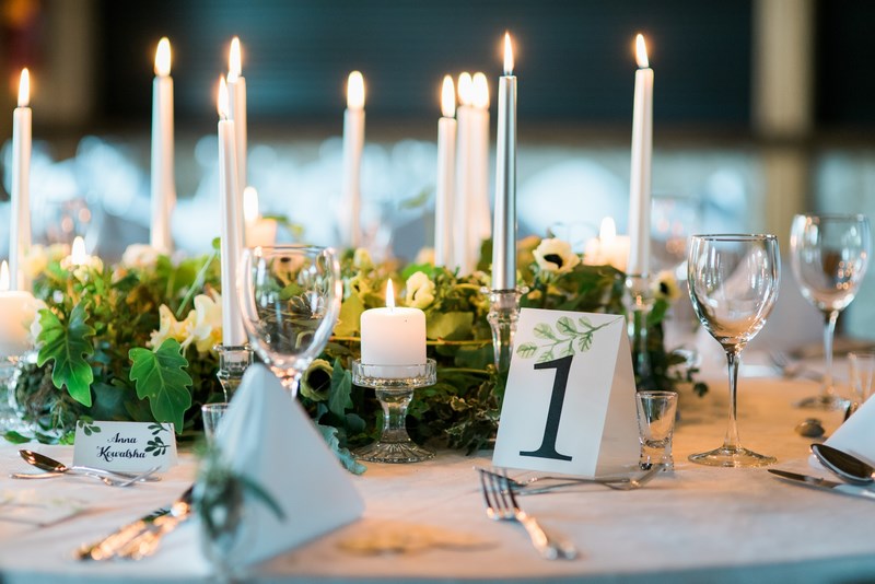 aranżacja stołu dla pary młodej, dekoracje ślubne
