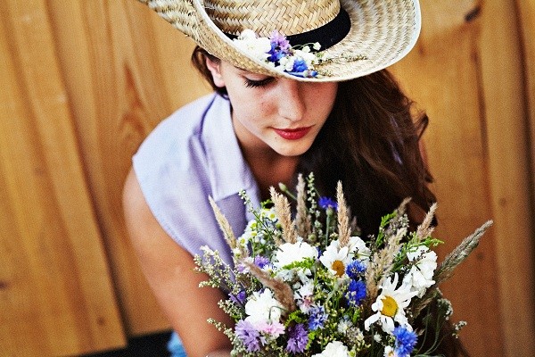 kapelusz z kwiatami na ślub