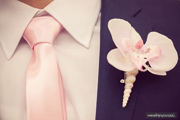 różowy krawat na ślub, butonierka z orchidei