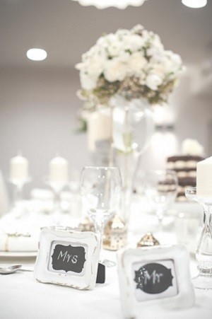 dekoracja białego stołu ślubnego w stylu boho, ślub boho, białe tabliczki na ślub