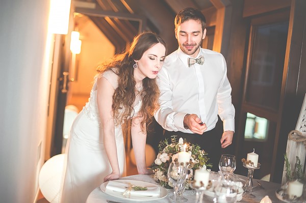 ślub i wesele w stylu boho, dekoracja białego stołu ślubnego w stylu boho