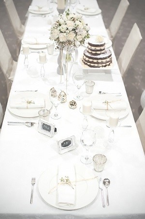 dekoracja białego stołu ślubnego w stylu boho, ślub boho