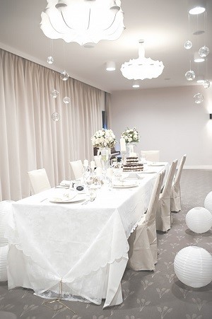 dekoracja białego stołu ślubnego w stylu boho, ślub boho