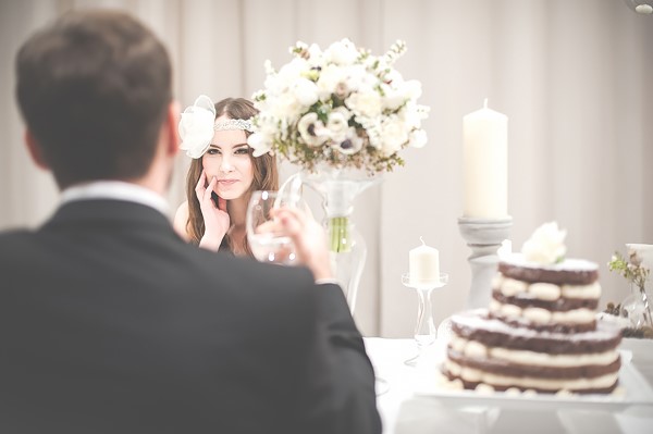 dekoracja białego stołu ślubnego w stylu boho, ślub boho, naked cake