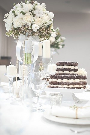 dekoracja białego stołu ślubnego w stylu boho, ślub boho, biały bukiet ślubny