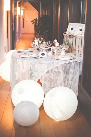dekoracja białego stołu ślubnego w stylu boho, białe kule na ślub