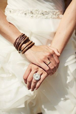 skórzana bizuteria ślubna, pierścionek kwiat, suknia ślubna