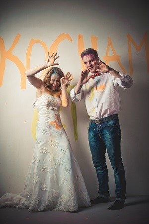 sesja trash the dress, sesja z farbami, zielone tarasy