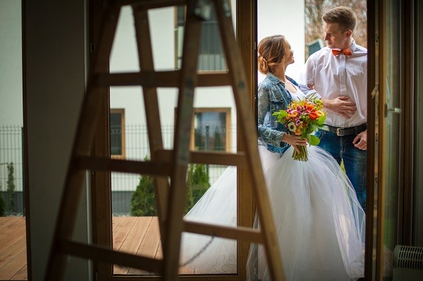 sesja trash the dress, sesja z farbami, zielone tarasy