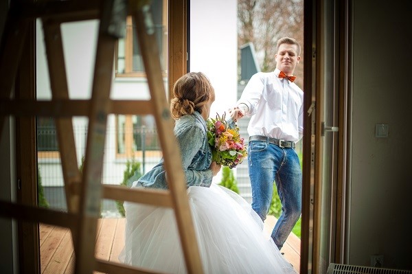 sesja trash the dress, sesja z farbami, zielone tarasy