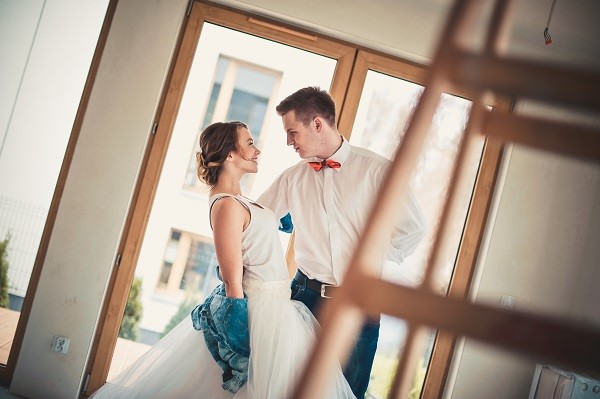 sesja trash the dress, sesja z farbami, zielone tarasy