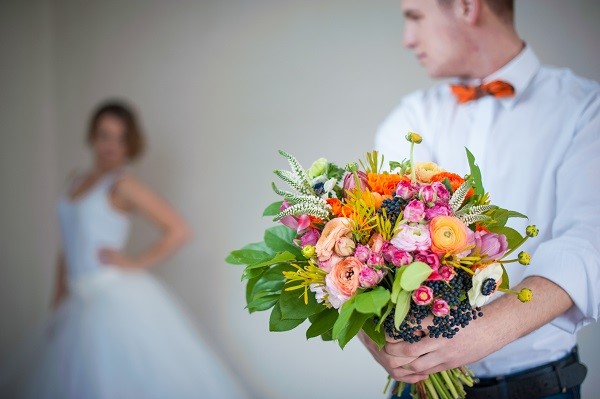 sesja trash the dress, sesja z farbami, zielone tarasy