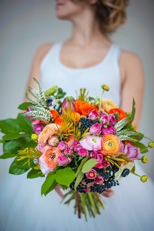 sesja trash the dress, sesja z farbami, zielone tarasy