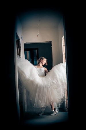 sesja trash the dress, sesja z farbami, zielone tarasy