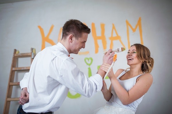 sesja trash the dress, sesja z farbami, zielone tarasy