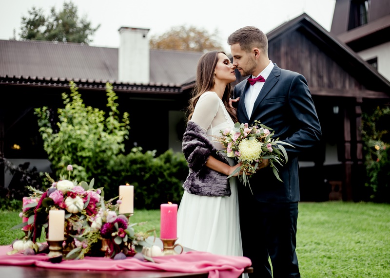 figa figowiec sesja ślubna ślub wesele suknia ślubna garnitur ślubny dodatki ślubne wesele garnitur mucha poszetka kolczyki biżuteria ślubna kwiaty na ślub dekoracje ślubne bukiet ślubny etola ślubna zdjęcia ślubne 