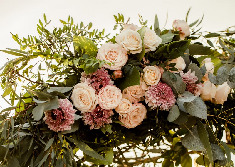 sesja ślubna dekoracje ślubne łuk na ślub na wesele florystyka ślubna suknia ślubna stół młodej pary pomysły inspiracje greenery pudrowy róż kolory przewodnie ślubu wesela