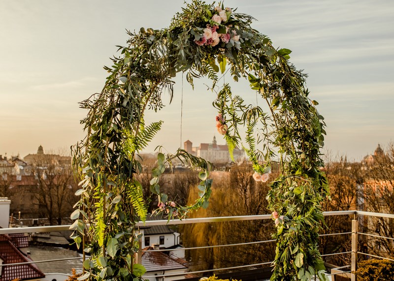 sesja ślubna dekoracje ślubne łuk na ślub na wesele florystyka ślubna suknia ślubna stół młodej pary pomysły inspiracje greenery pudrowy róż kolory przewodnie ślubu wesela