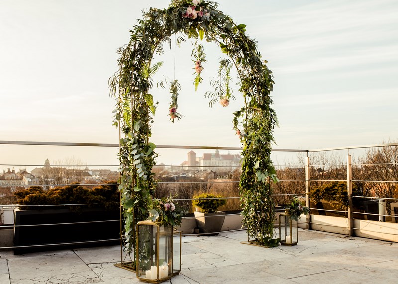 sesja ślubna dekoracje ślubne łuk na ślub na wesele florystyka ślubna suknia ślubna stół młodej pary pomysły inspiracje greenery pudrowy róż kolory przewodnie ślubu wesela