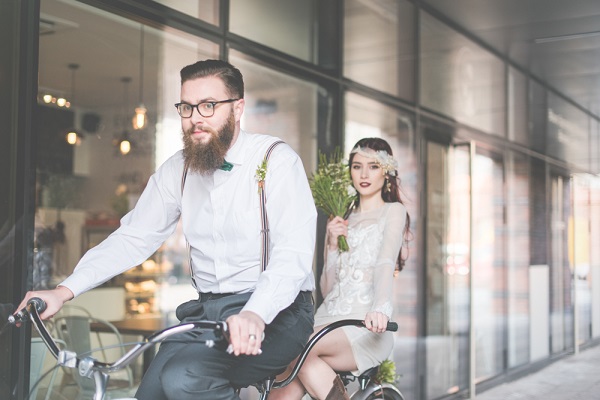 beżowa suknia ślubna, rower na ślub