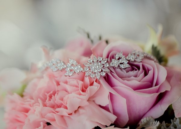 bransoletka srebrna i różowy bukiet ślubny