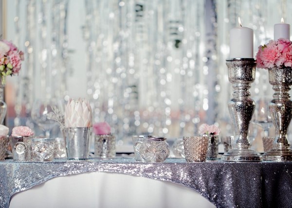 dekoracje na stół w srebrnym kolorze