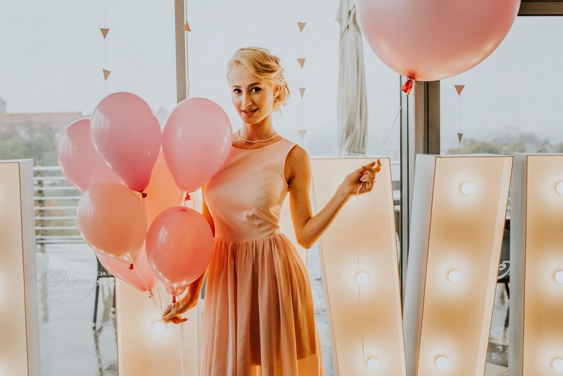 balony na ślub, różowa suknia ślubna