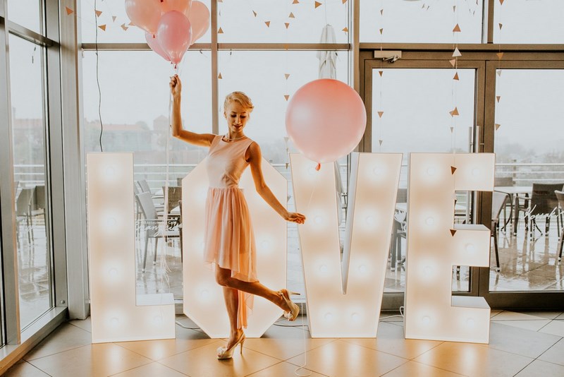 balony na ślub, różowe balony, różowa suknia ślubna